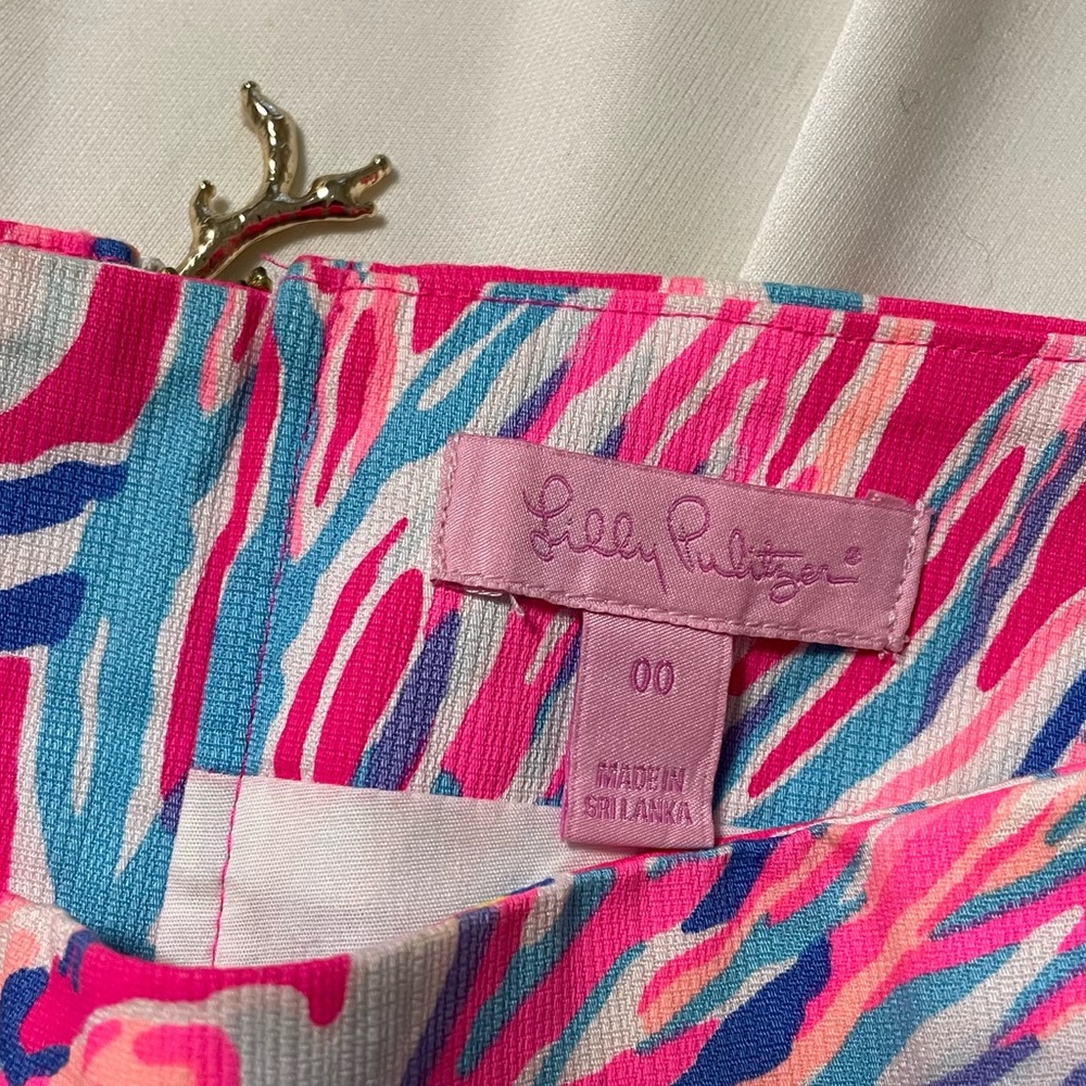 Lilly Pulitzer flattering pink patterned skort - Picture 4 of 9